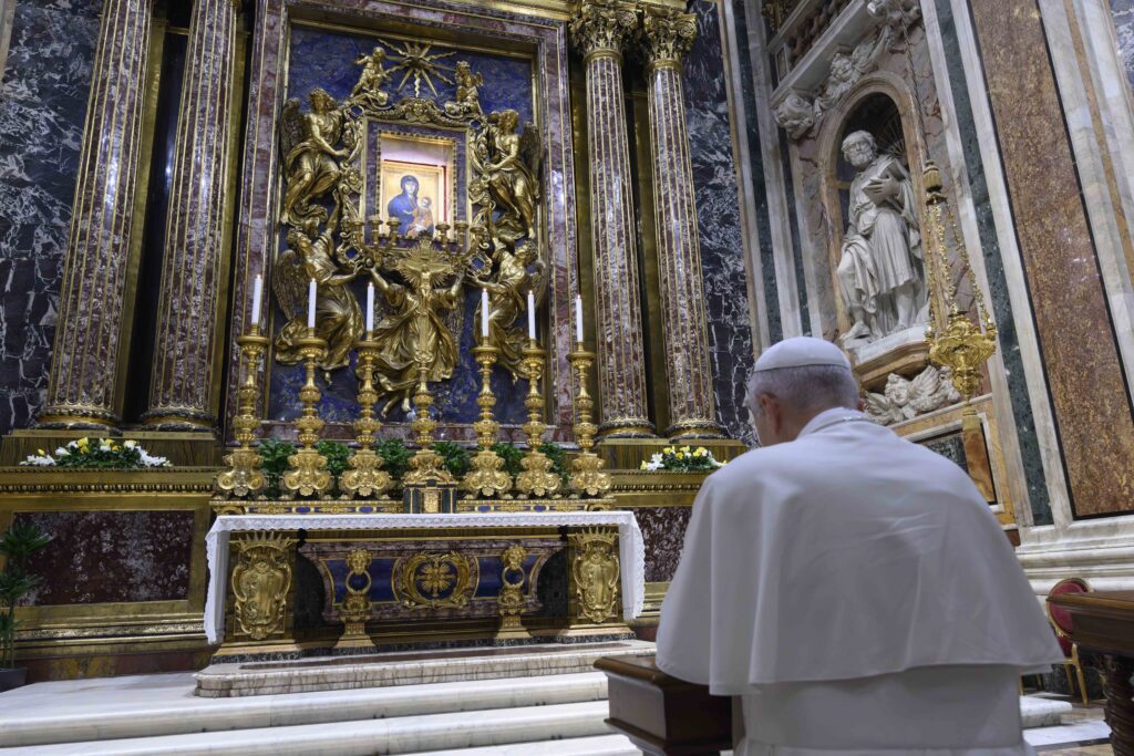 El papa León XIV reza en la capilla con la imagen mariana de «Salus Populi Romani» (salud del pueblo romano) en la basílica de Santa María la Mayor en Roma, el 3 de noviembre de 2025. (Foto CNS/Vatican Media)