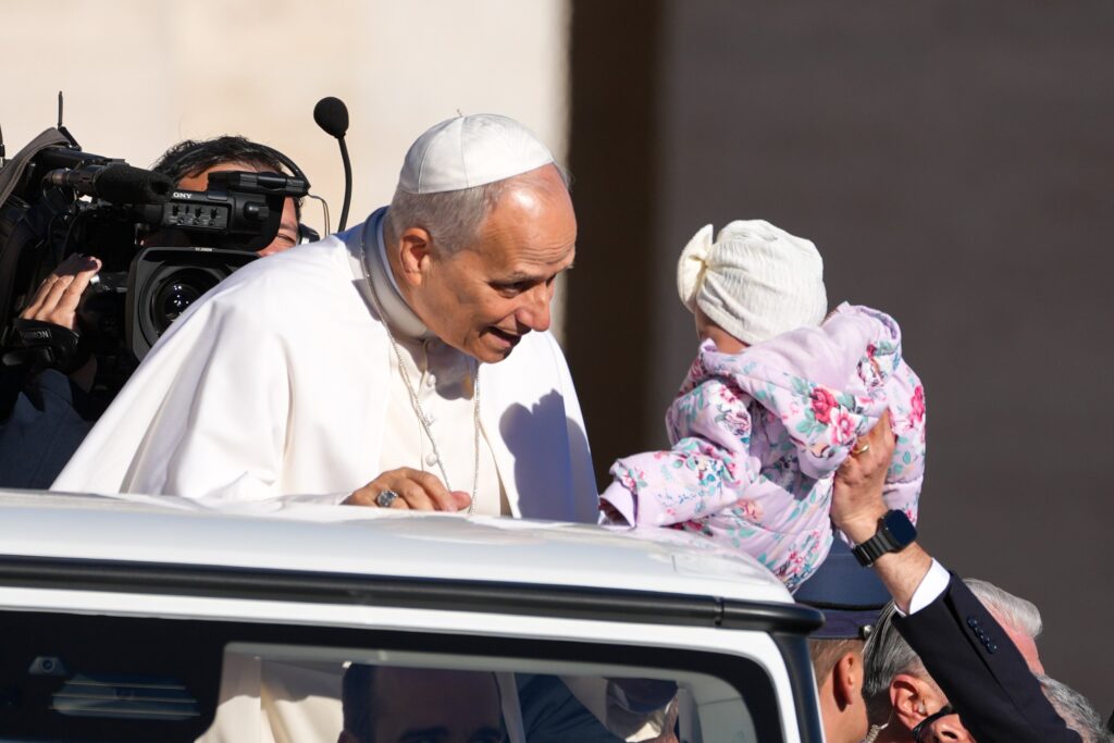 El papa León XIV aparece hablando con periodistas frente al Palazzo Barberini en Castel Gandolfo, Italia, en una captura de pantalla de un vídeo grabado el 4 de noviembre de 2025. (Foto CNS/captura de pantalla, Vatican Media)