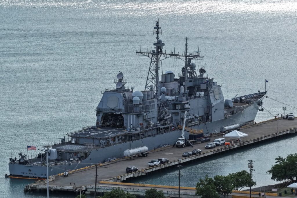 Una vista desde un dron muestra el crucero lanzamisiles USS Gettysburg (CG-64) de la Marina de los Estados Unidos en el puerto de Ponce, Puerto Rico, el 4 de noviembre de 2025. (Foto OSV News/Ricardo Arduengo, Reuters). El Papa León XIV ha hecho un llamado al diálogo y la paz en Venezuela mientras Estados Unidos aumenta la presión sobre el país sudamericano por supuestamente enviar barcos con drogas a EE. UU. Además, las relaciones entre el régimen socialista del país y los funcionarios católicos se han vuelto aun más tensas. (OSV News photo/Ricardo Arduengo, Reuters)