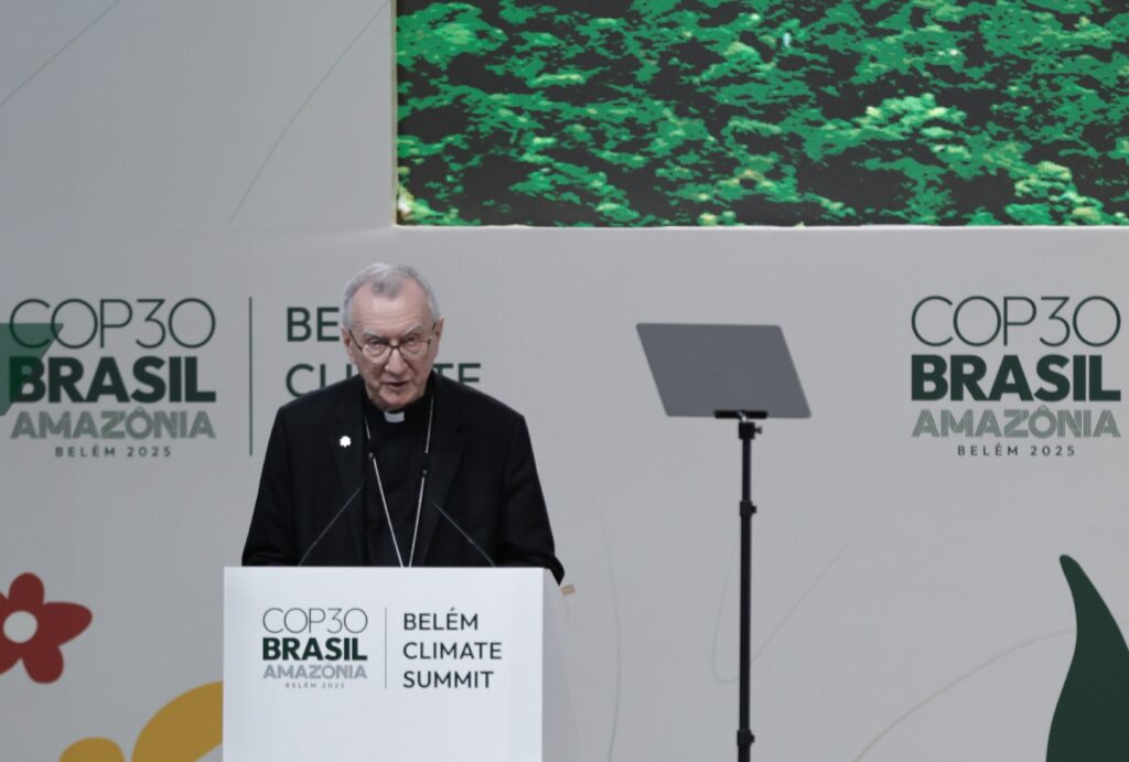 El cardenal Pietro Parolin, secretario de Estado del Vaticano, lee un mensaje del papa León XIV a la Cumbre de Líderes el 7 de noviembre de 2025, durante la COP30, la Conferencia de las Naciones Unidas sobre el Cambio Climático, en Belém, Brasil. (Foto CNS/Rafa Pereira, COP30)