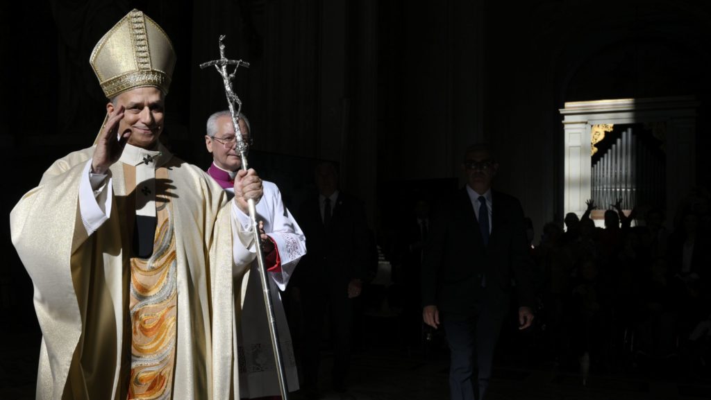 El Papa León XIV imparte su bendición mientras se retira después de celebrar la Misa en la Basílica de San Juan de Letrán en Roma, el 9 de noviembre de 2025. (CNS Photo/Vatican Media)