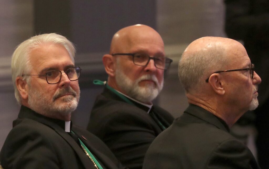 El arzobispo Paul S. Coakley, de Oklahoma City, a la izquierda, observa momentos después de ser elegido presidente de la Conferencia de Obispos Católicos de Estados Unidos durante una sesión de la asamblea general de otoño de la USCCB celebrada el 11 de noviembre de 2025 en Baltimore. Su mandato de tres años comienza al término de la sesión plenaria celebrada del 11 al 13 de noviembre. (Foto de OSV News/Bob Roller)