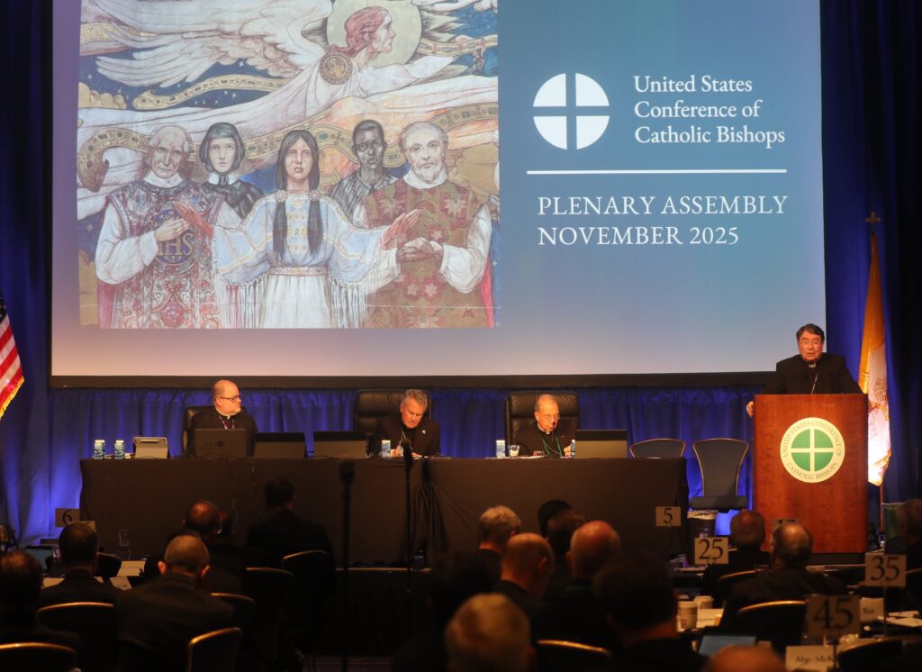 El cardenal Christophe Pierre, nuncio apostólico en Estados Unidos, pronuncia su discurso durante una sesión de la asamblea general de otoño de la Conferencia Episcopal Católica de Estados Unidos, celebrada el 11 de noviembre de 2025 en Baltimore. También aparecen en la foto el padre Michael Fuller, secretario general de la Conferencia de Obispos Católicos de Estados Unidos; el arzobispo Timothy P. Broglio, de la Arquidiócesis de los Servicios Militares de Estados Unidos, presidente saliente; y el arzobispo William E. Lori, de Baltimore, vicepresidente saliente. (Foto de OSV News/Bob Roller)