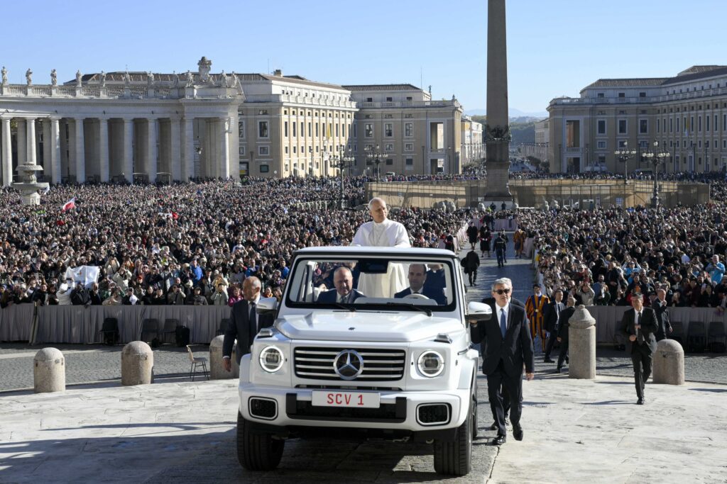 El Papa León XIV llega en el papamóvil a su audiencia general en la plaza de San Pedro del Vaticano el 12 de noviembre de 2025. (Foto CNS/Vatican Media)