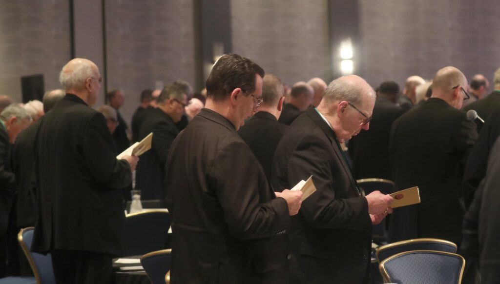 Los obispos de EE.UU. rezan durante una sesión del 12 de noviembre de 2025 de la asamblea general de otoño de la Conferencia de Obispos Católicos de Estados Unidos en Baltimore. (Foto OSV News/Bob Roller)
