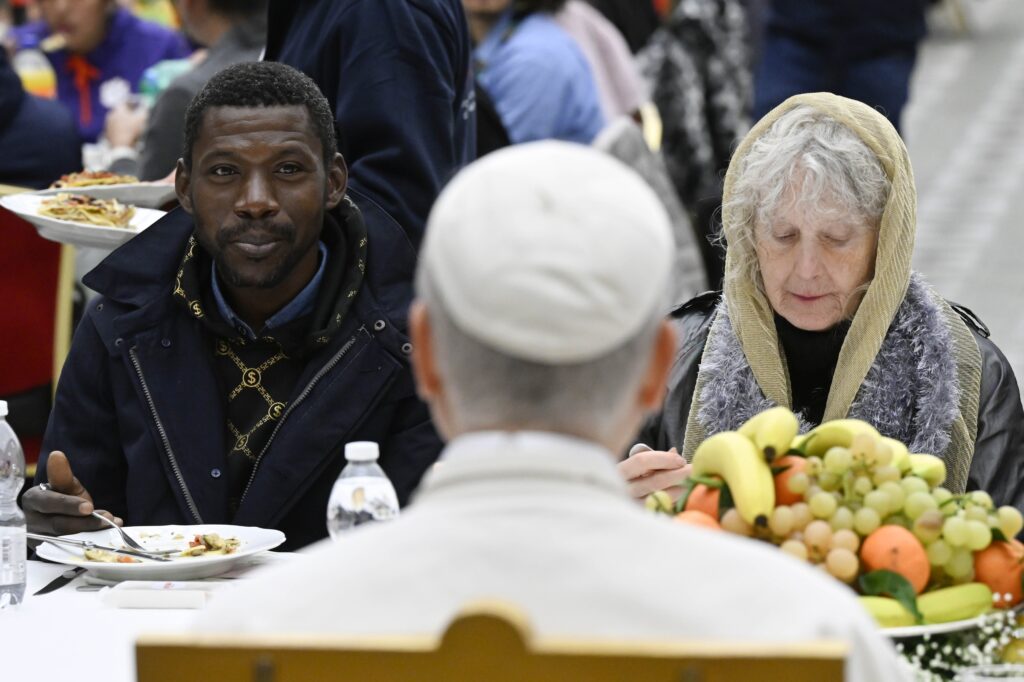 El Papa León XIV y sus invitados disfrutan de un almuerzo con motivo del Jubileo de los Pobres el 16 de noviembre de 2025, en la sala de audiencias del Vaticano. (Foto CNS/Vatican Media)