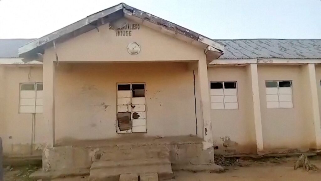 Se ve un edificio de un albergue el 18 de noviembre de 2025, después de que hombres armados atacaran un internado público para niñas en el estado nigeriano de Kebbi el 17 de noviembre, matando a la subdirectora y secuestrando a 25 alumnas, según la policía de Kebbi. Cuatro días después, un número indeterminado de estudiantes y profesores fueron secuestrados en una escuela católica del estado nigeriano de Níger, lo que se suma al creciente número de ataques contra cristianos en este país de África Occidental. (OSV News/Africa Independent Television vía Reuters)