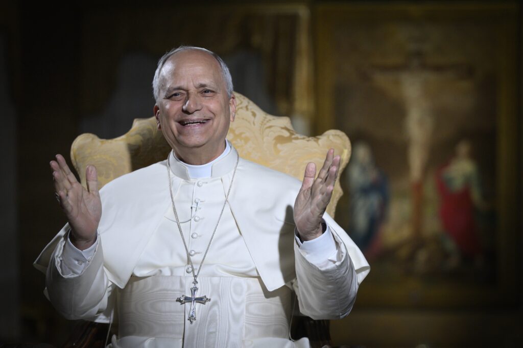 El Papa León XIV ríe durante una reunión transmitida en directo desde el Vaticano con 16.000 jóvenes reunidos en la National Catholic Youth Conference (Conferencia Nacional de la Juventud Católica, conocida como NCYC por sus siglas en inglés) en Indianápolis el 21 de noviembre de 2025. (Foto CNS/Vatican Media)