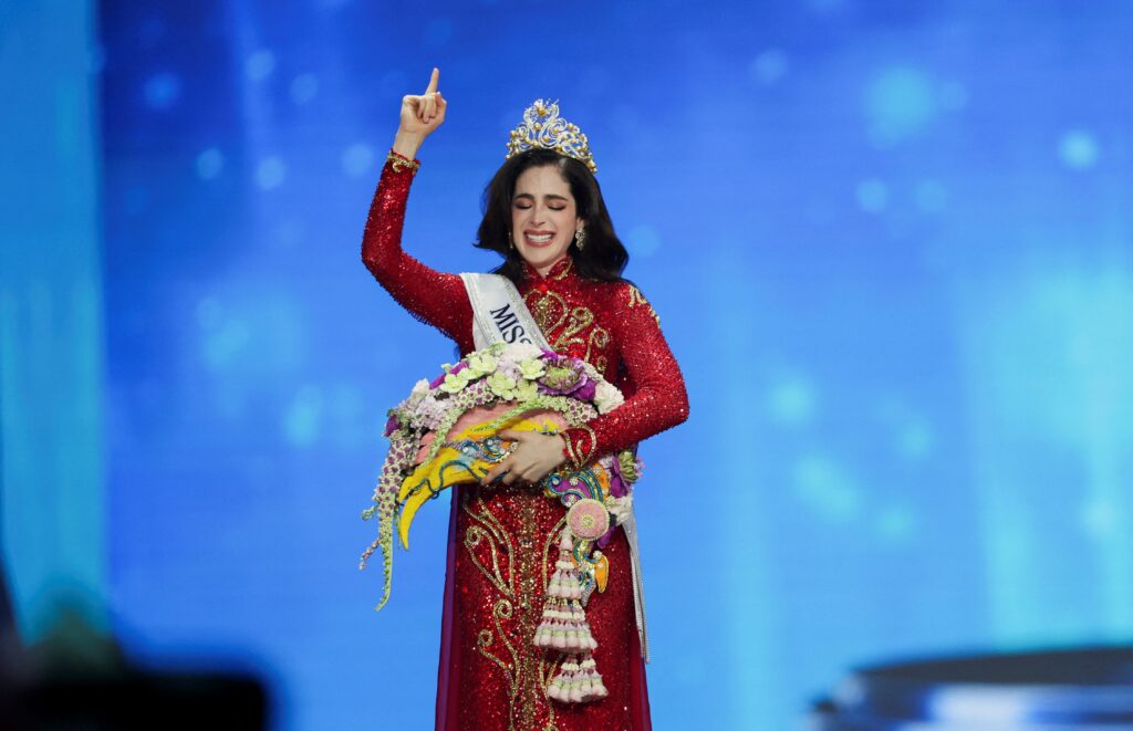 Fátima Bosch Fernández, de México, gesticula y señala al cielo mientras es coronada Miss Universo 2025 durante el 74º certamen de Miss Universo celebrado en Bangkok el 21 de noviembre. (Foto de OSV News/Chalinee Thirasupa, Reuters)