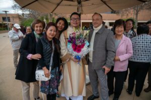 20251122_diaconate_DSC05670063-1536x1025 | Angelus en Español El diácono Shengda Zhu posa con asistentesy ofrece primeras bendiciones tras la Misa en la plaza exterior. (John Rueda)