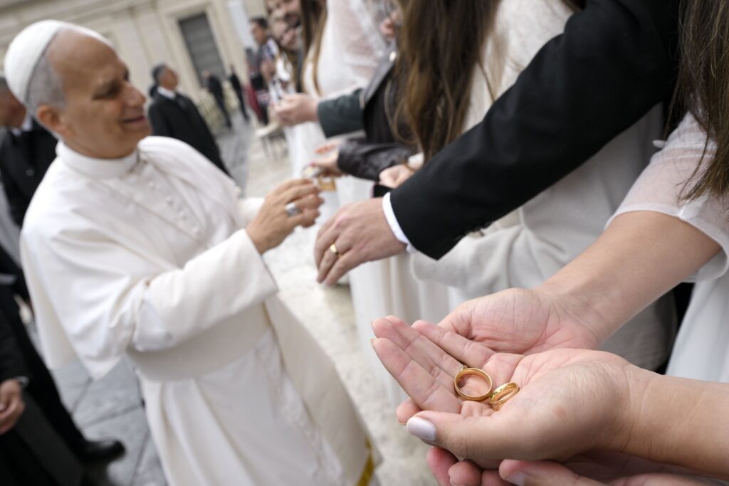 Una pareja de recién casados muestra sus anillos de boda al papa León XIV para que los bendiga al final de su audiencia general semanal en la plaza de San Pedro del Vaticano, el 22 de octubre de 2025. (Foto CNS/Vatican Media)