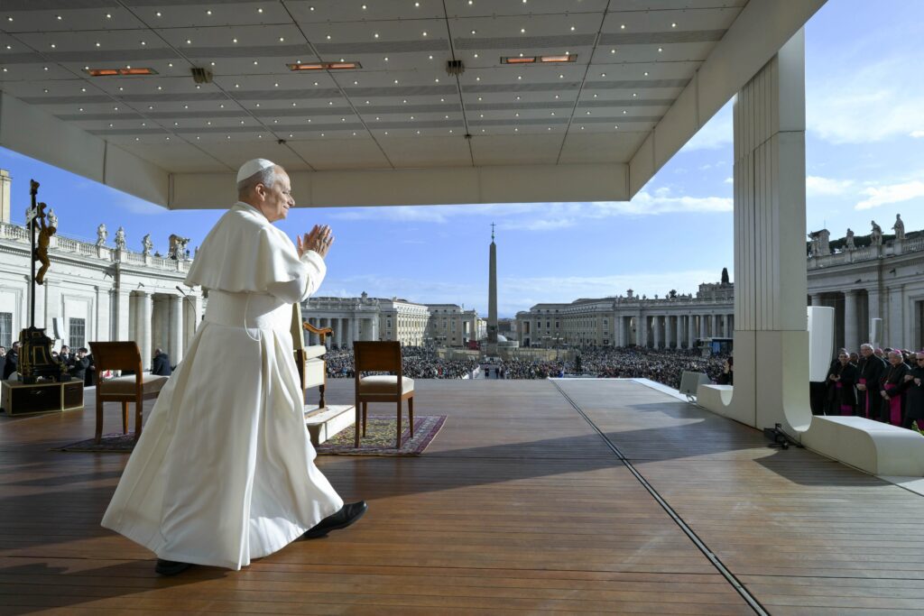 El papa León XIV llega a su audiencia general semanal en la plaza de San Pedro del Vaticano el 26 de noviembre de 2025. (Foto CNS/Vatican Media)