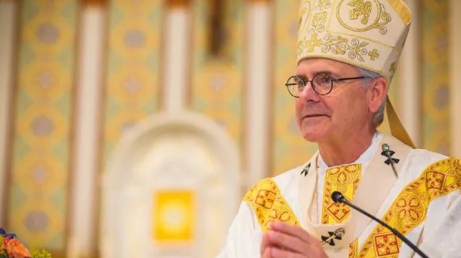 El arzobispo Paul S. Coakley predicando durante la misa en la catedral en 2021. (Arquidiócesis de Oklahoma City a través de CNA)