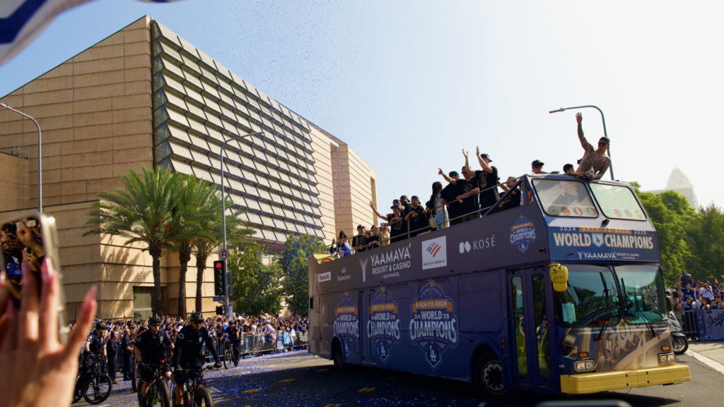 Los jugadores de los Dodgers y sus familias saludan a la multitud mientras el desfile de la victoria del 3 de noviembre por el campeonato de la Serie Mundial pasa frente a la Catedral de Nuestra Señora de los Ángeles. (Reese Cuevas)
