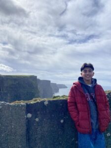 Ezequiel_Ponce-Europe-675x900 | Angelus en Español Ezequiel Ponce durante un viaje a Irlanda. (Foto enviada)