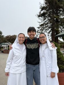 Ezequiel_Ponce2-675x900 | Angelus en Español Ezequiel Ponce con religiosas durante una conferencia salesiana de liderazgo juvenil. Ponce hará una pregunta al Papa León XIV durante un Q&A digital especial en NCYC el 21 de noviembre. (Ezequiel Ponce)