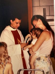 El padre Robert Prevost saluda a una amiga de Chicago y a su hija después de su Misa de ordenación en 1982 en Roma. (Vatican Media)