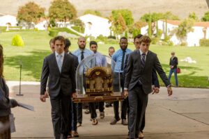 Jóvenes cargan el relicario de 135 kilos durante la visita a Thomas Aquinas College, en Santa Paula. (Liam McDaniel/Thomas Aquinas College)