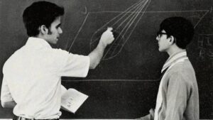 Un joven “Bob” Prevost ayuda a un compañero en matemáticas a principios de la década de 1970 mientras asistía a St. Augustine Seminary High School, un seminario menor en Michigan. (Vatican Media)