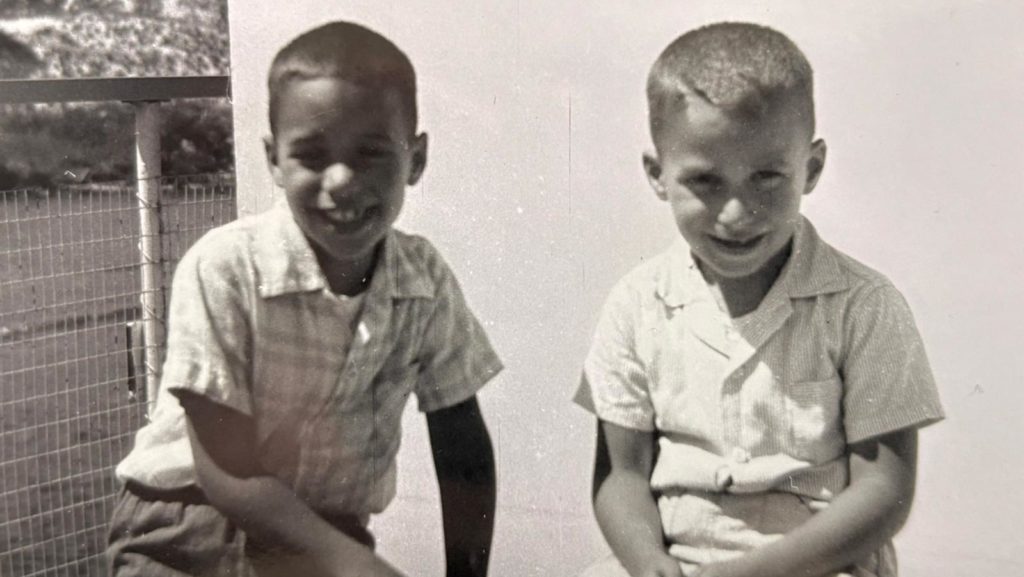 El futuro papa, a la derecha, de niño con su hermano mayor John Prevost. (Vatican Media)