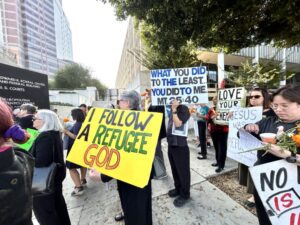 Ponnet_Hoffarth5-1024x768 | Angelus en Español Después del funeral de Ponnet, activistas por la paz caminaron hacia el Edificio Federal en el centro de Los Ángeles en una protesta no violenta en honor al sacerdote. (Tom Hoffarth)