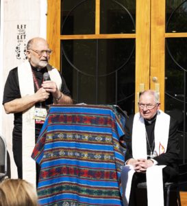 Ponnet_healing_garden_10272022_19_L1110438_124-273x300 | Angelus en Español El padre Chris Ponnet habla durante la dedicación del jardín de sanación del St. Camillus Center for Pastoral Care en octubre de 2022. A la derecha está el arzobispo José H. Gomez. (Víctor Alemán)