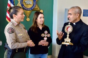 St-Carlo-Acutis-LA-County-Central-Jail-2-of-55-1024x682 1 | Angelus en Español La capitana del Sheriff del Condado de Los Ángeles, Cynthia Bearse, habla con Mons. Figueiredo antes de la misa del 20 de octubre en la Cárcel Central de Hombres de LA. (Reese Cuevas)