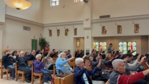 Feligreses en St. Peter Claver en Simi Valley durante una bendición especial al final de la Misa dominical del 16 de noviembre de 2025 por “Stand Up Sunday”. (Karina Rubio)