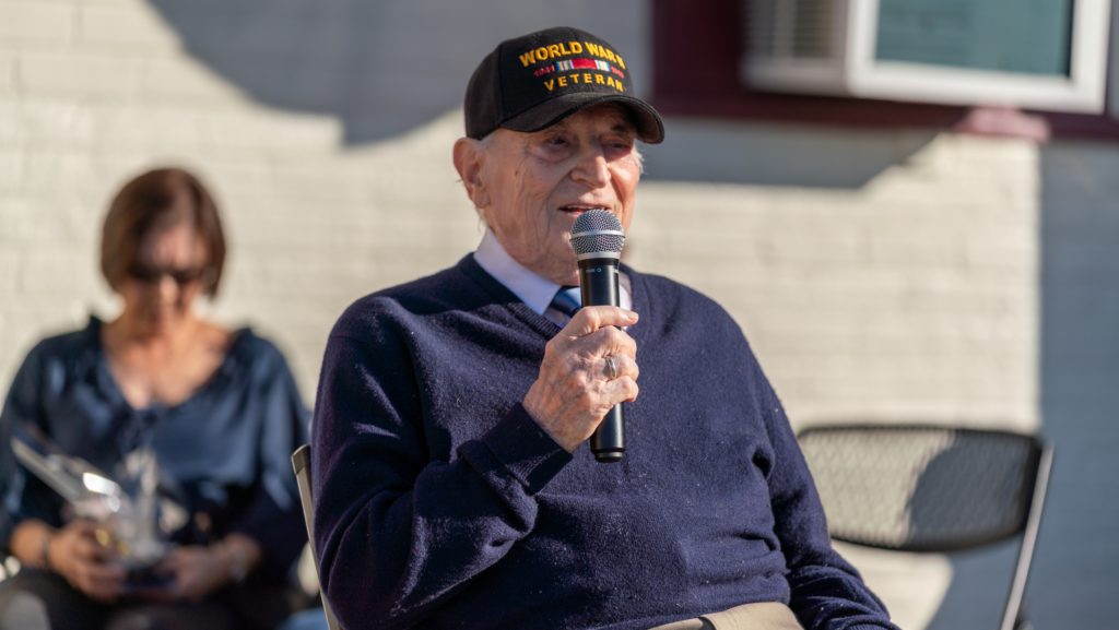 Joe “Peppy” Sciarra, un veterano de la Segunda Guerra Mundial de 100 años, habla a los estudiantes durante un evento por el Día de los Veteranos en Holy Angels School en Arcadia el 10 de noviembre. (Lawrence Lane)