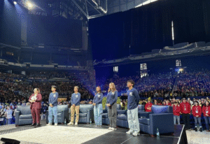 teens-live-chat | Angelus en Español La moderadora Katie Prejean McGrady y los jóvenes Ezequiel Ponce, Chris Pantelakis, Mia Smothers, Elise Wing y Micah Alcisto hablan con el Papa León XIV durante un encuentro digital en vivo en el estadio Lucas Oil en Indianápolis el 21 de noviembre. (CNA/Tessa Gervasini)