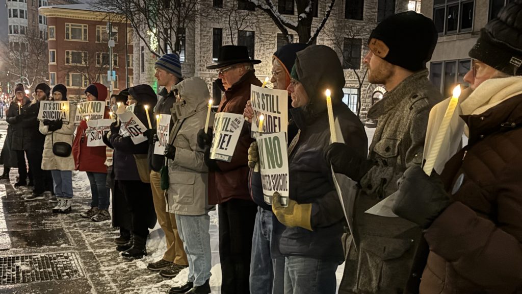 Personas participan en una vigilia con velas frente al Edificio de Oficinas Sen. John H. Hughes en el centro de Syracuse, Nueva York, el 4 de diciembre de 2025, para manifestarse contra un controvertido proyecto de ley que, de convertirse en ley, permitiría a los médicos ayudar a morir por suicidio a adultos terminales desde los 18 años. (OSV News/Tami S. Scott, The Catholic Sun)