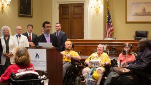 Personas participan en una vigilia con velas frente al Edificio de Oficinas Sen. John H. Hughes en el centro de Syracuse, Nueva York, el 4 de diciembre de 2025, para manifestarse contra un controvertido proyecto de ley que, de convertirse en ley, permitiría a los médicos ayudar a morir por suicidio a adultos terminales desde los 18 años. (OSV News/Tami S. Scott, The Catholic Sun)