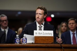 El CEO de Meta, Mark Zuckerberg, declara en una audiencia del Senado sobre explotación sexual infantil en línea en el Capitolio de EE.UU. en 2024. Recientemente dijo que todos deberían tener alguien con quien “simplemente hablar durante el día”, ya sea un terapeuta o un bot de IA. (OSV News/Nathan Howard, Reuters)