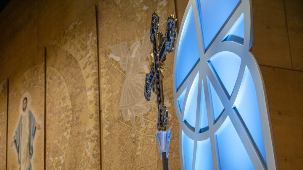 La cruz procesional especial utilizada en la Catedral de Nuestra Señora de los Ángeles para abrir el Año Santo Jubilar. (John Rueda)