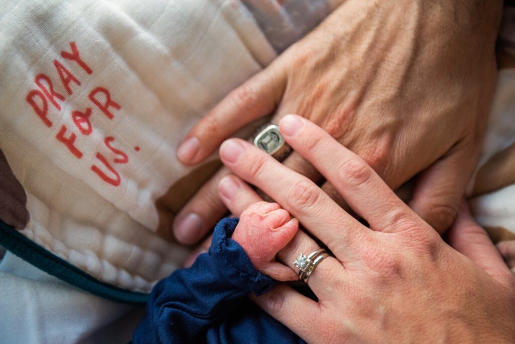 Las manos de Whitney y Joseph Whitmore junto con las de su hijo, Colin, aparecen en una foto sin fecha. (Foto de OSV News/cortesía del Ministerio Católico Lily of the Valley)