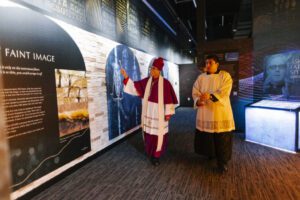 El obispo auxiliar Thanh Thai Nguyen, de la Diócesis de Orange, bendice la exhibición durante una ceremonia de dedicación el 18 de noviembre. (Everett Johnson / Diocese of Orange)