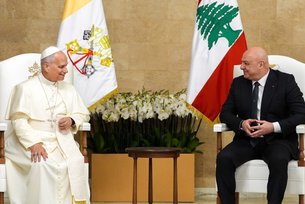 El papa León XIV se reúne con el presidente libanés Joseph Aoun en el palacio presidencial de Beirut el 30 de noviembre de 2025. (Foto CNS/Lola Gómez)