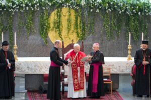 POPE LEO XIV AT OUR LADY OF LEBANON BASILICA | Angelus en Español El Papa León XIV se une al patriarca ecuménico ortodoxo Bartolomé y a otros líderes cristianos para una oración ecuménica frente a las ruinas de una antigua basílica en Iznik, Turquía, el 28 de noviembre de 2025. El encuentro marcó el 1.700º aniversario del Concilio de Nicea, convocado en el año 325, que dio origen al Credo Niceno y definió doctrinas cristianas fundamentales. (Foto CNS/Lola Gomez)