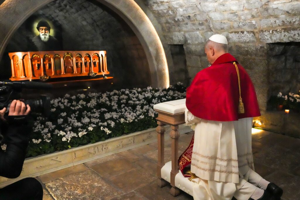 El Papa León XIV reza en silencio ante la tumba de San Charbel en el monasterio de San Marón en Annaya, Líbano, el 1 de diciembre de 2025. (Foto CNS/Lola Gómez)