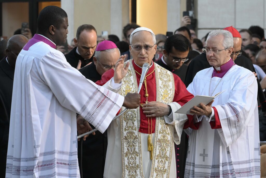 El Papa León XIV dirige las oraciones a la Virgen María ante una estatua erigida en su honor cerca de la Plaza de España, en el centro de Roma, el 8 de diciembre de 2025, fiesta de la Inmaculada Concepción. (Foto CNS/Vatican Media)