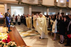 20251209-Tom-Poon-Inauguration-JR-0679-1024x683 | Angelus en Español El nuevo presidente de Loyola Marymount University, Thomas Poon, y su esposa, Cathy, reciben bendiciones de la asamblea durante la Misa de Misión el 9 de diciembre en la Capilla del Sagrado Corazón. (Loyola Marymount University)