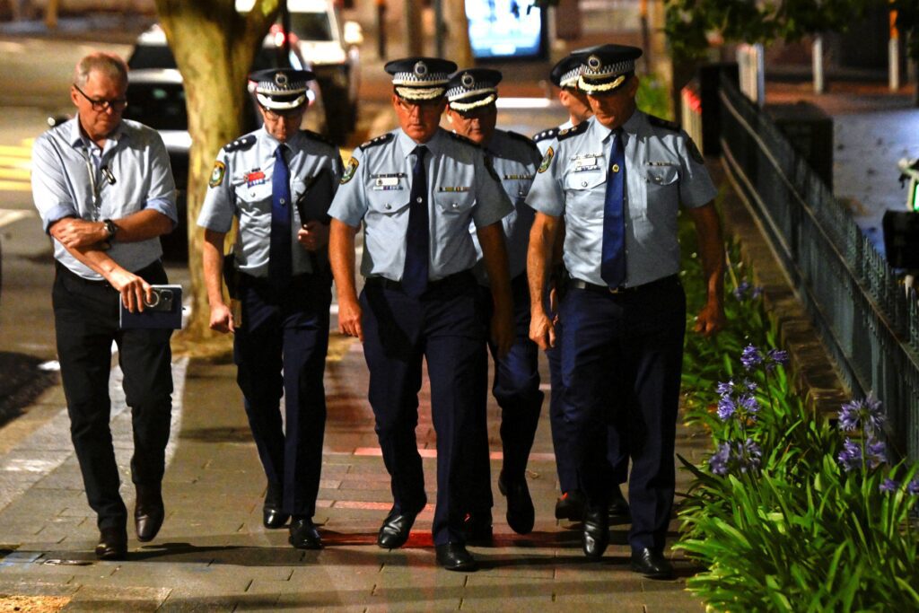 Agentes de policía llegan al Hospital St. Vincent tras un tiroteo masivo en Bondi Beach, Sídney, el 14 de diciembre de 2025. Dos hombres armados atacaron a bañistas judíos que celebraban el primer día de Hanukkah, dejando 12 muertos, incluido uno de los atacantes, y 29 heridos, según informó la policía de Nueva Gales del Sur. (Foto de OSV News/Izhar Khan, Reuters)