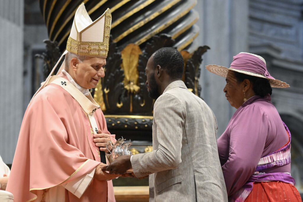 El Papa León XIV recibe las ofrendas durante la Misa por el Jubileo de los Presos en la Basílica de San Pedro, en el Vaticano, el 14 de diciembre de 2025. (Foto CNS/Vatican Media)