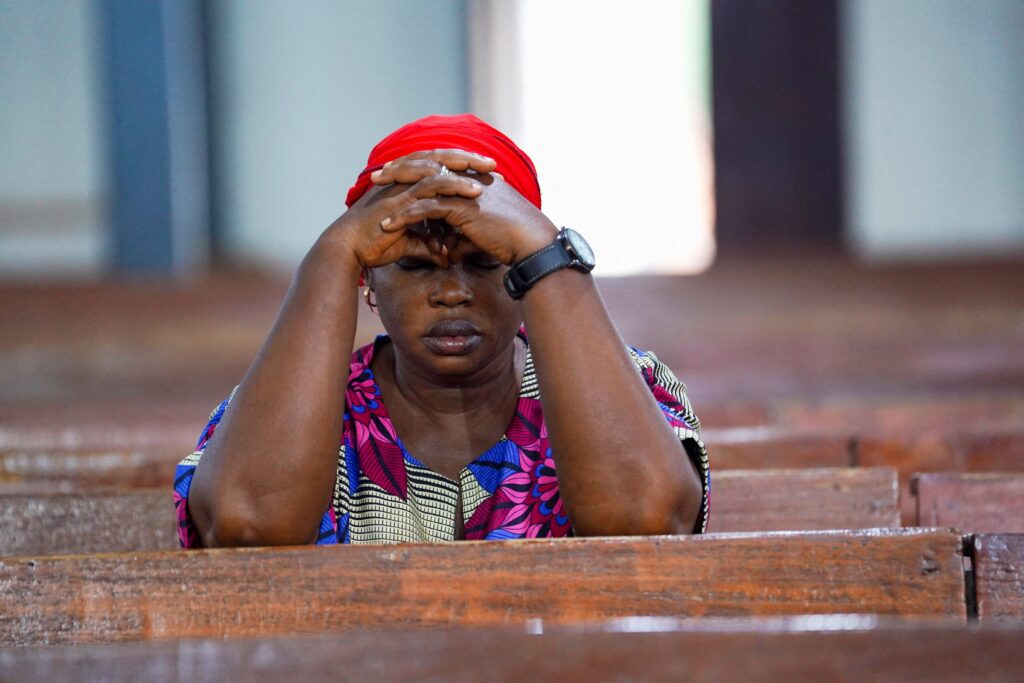 Una mujer ora durante la Misa vespertina en la Catedral de San Miguel en Minna, Nigeria, el 4 de diciembre de 2025. (Foto de OSV News/Marvellous Durowaiye, Reuters)