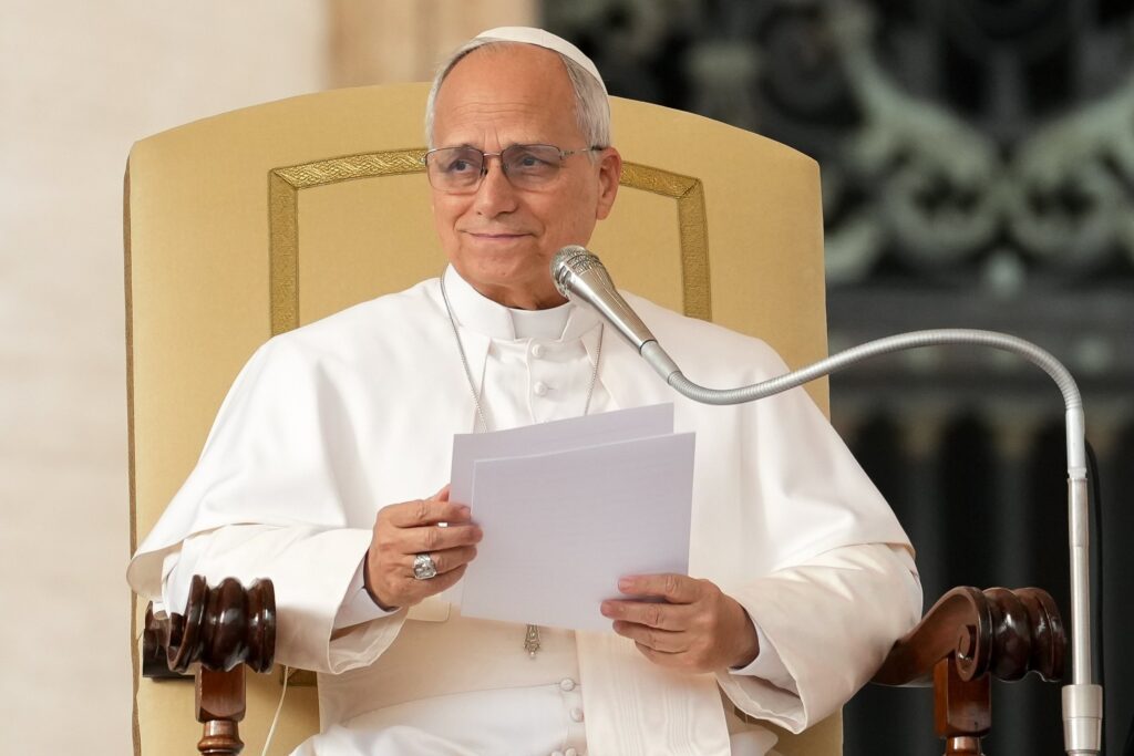 El papa León XIV sonríe durante su audiencia general en la Plaza de San Pedro en el Vaticano, el 17 de diciembre de 2025. (Foto CNS/Lola Gomez)