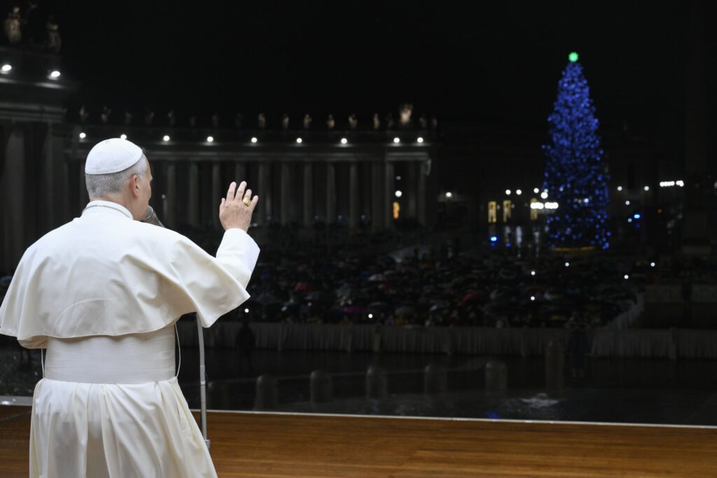 El Papa León XIV saluda a unas 5.000 personas que no pudieron entrar a la Basílica de San Pedro en el Vaticano para la Misa de Navidad en la noche del 24 de diciembre de 2025. (Foto CNS/Vatican Media)