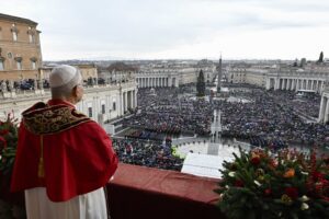 El Papa León XIV contempla a las aproximadamente 26.000 personas congregadas en la Plaza de San Pedro, en el Vaticano, para recibir su solemne bendición navideña "Urbi et Orbi" (a la ciudad y al mundo) el 25 de diciembre de 2025. (Foto CNS/Vatican Media)