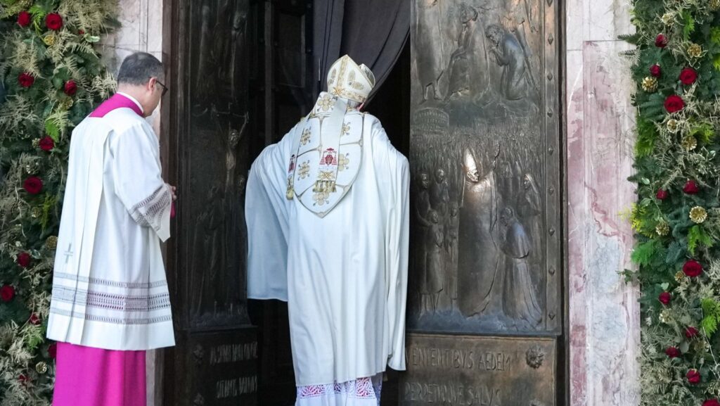 El cardenal James M. Harvey, arcipreste de la Basílica de San Pablo Extramuros en Roma, cierra la Puerta Santa de la basílica el 28 de diciembre de 2025, cuando el Año Jubilar estaba a punto de concluir. (Foto CNS/Lola Gomez)