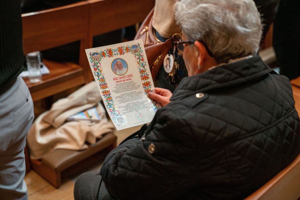 Una mujer lee la “Oración del Jubileo” del Papa Francisco durante una Misa celebrada el 28 de diciembre de 2025, en la fiesta de la Sagrada Familia, en la catedral de Nuestra Señora de los Ángeles, en Los Ángeles. La Misa concluyó el Año Jubilar 2025 con el Rito de Clausura del Jubileo en la catedral. (Foto OSV News/cortesía de John Rueda, Arquidiócesis de Los Ángeles)