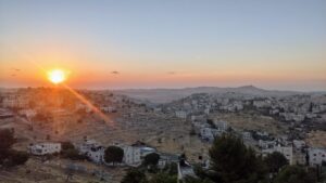 Bethlehem_20220711-1024x576 | Angelus en Español Una vista actual de Belén al amanecer. Al anunciar que el Mesías vendría de Belén, la ciudad natal de David, Miqueas no solo profetizó el lugar del nacimiento de Cristo, sino su linaje. (Pablo Kay)